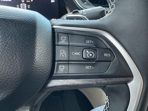 Used 2024 Jeep Grand Cherokee Limited w/ Luxury Tech Group II image 20