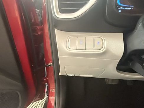 Used 2025 Hyundai Venue SEL FWD image 18