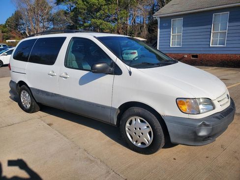 Used 2003 Toyota Sienna LE image 3