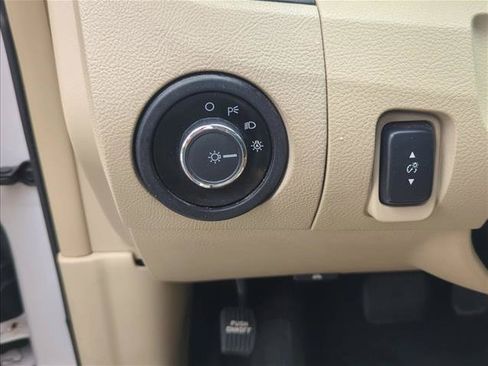 Used 2017 Ford Taurus Limited w/ Driver Assist Package FWD image 11