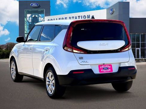 Used 2022 Kia Soul LX image 3