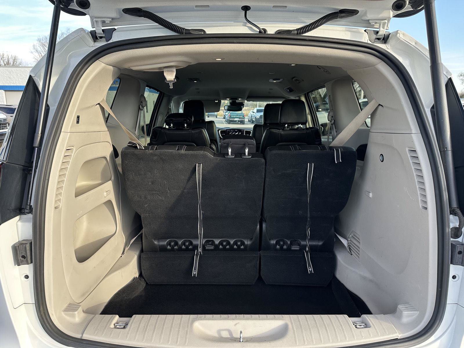 Used 2023 Chrysler Pacifica Touring-L FWD image 9