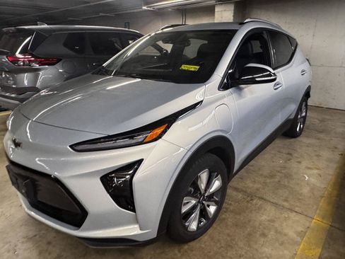 Used 2022 Chevrolet Bolt EUV LT w/ Convenience Package FWD image 2