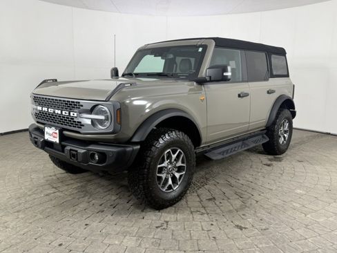 Used 2025 Ford Bronco Badlands image 3