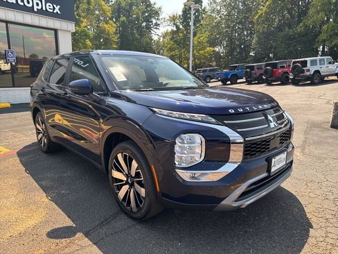 New 2025 Mitsubishi Outlander SE image 4