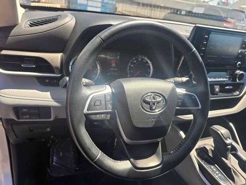 Used 2022 Toyota Highlander LE AWD/4WD image 24