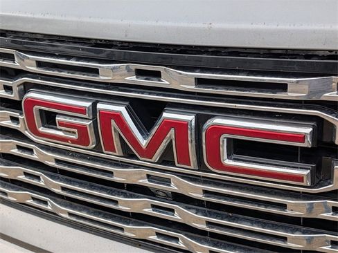 Used 2024 GMC Canyon Denali image 2