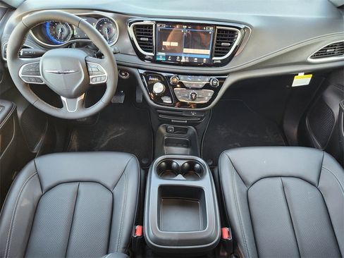 New 2026 Chrysler Pacifica Select image 18