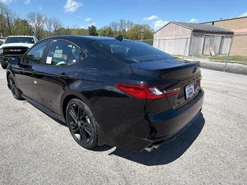 New 2026 Toyota Camry Hybrid FWD image 3