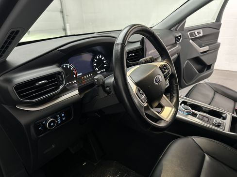 Used 2023 Ford Explorer XLT w/ Equipment Group 202A AWD/4WD image 18
