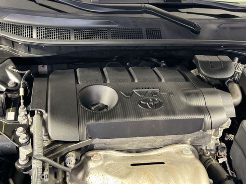 Used 2011 Toyota Camry XLE w/ SE/XLE Extra-Value Pkg FWD image 29