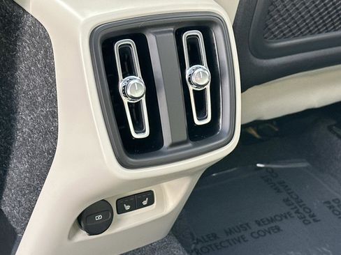 Certified 2025 Volvo XC40 B5 Ultra w/ Climate Package image 22