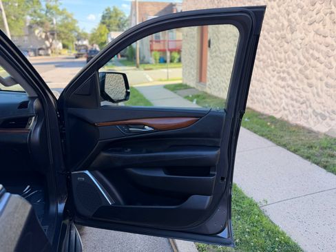 Used 2018 Cadillac Escalade ESV Luxury AWD/4WD image 23