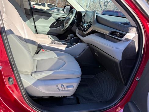 Used 2022 Toyota Highlander XLE image 18