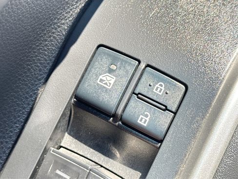 Used 2021 Toyota Highlander XLE AWD/4WD image 39