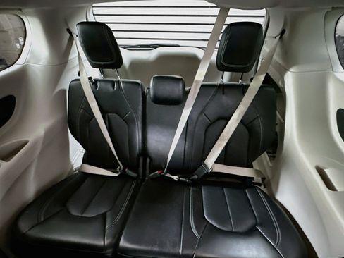Used 2024 Chrysler Pacifica Touring-L FWD image 26