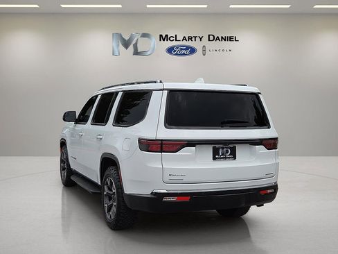 Used 2023 Jeep Wagoneer Series III w/ Preferred Equipment Group AWD/4WD image 4
