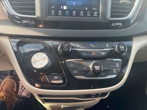 Used 2018 Chrysler Pacifica Touring-L image 19