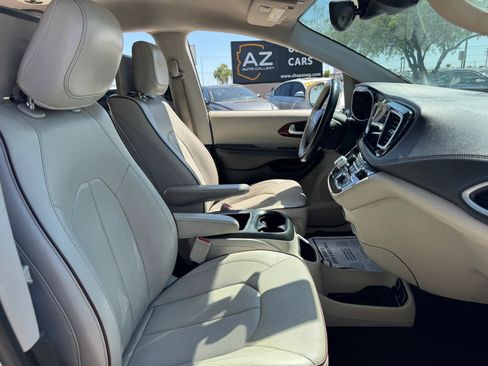 Used 2017 Chrysler Pacifica Limited w/ UConnect Theater Package FWD image 33