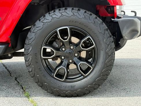 Used 2018 Jeep Wrangler Unlimited Sahara AWD/4WD image 12