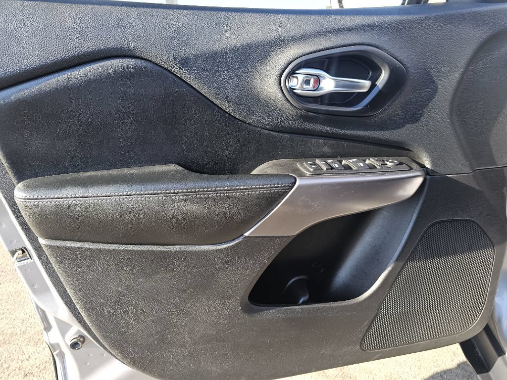 Used 2019 Jeep Cherokee Latitude w/ Popular Appearance Group AWD/4WD image 30