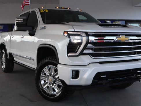 Used 2024 Chevrolet Silverado 2500 High Country w/ High Country Premium Package AWD/4WD image 2