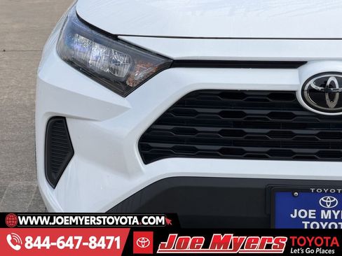 Used 2022 Toyota RAV4 LE image 5