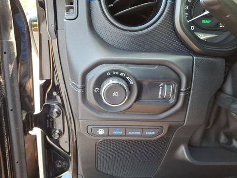 Used 2025 Jeep Wrangler Unlimited Rubicon 4xe w/ Safety Group AWD/4WD image 15