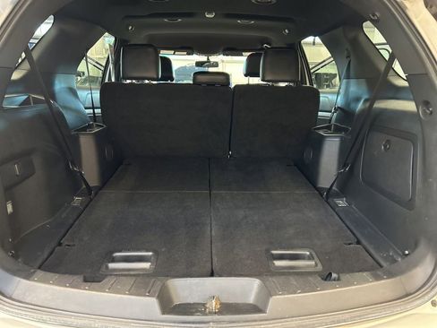 Used 2017 Ford Explorer XLT w/ Equipment Group 202A AWD/4WD image 18
