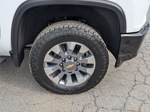 Used 2023 Chevrolet Silverado 2500 Custom w/ Custom Value Package image 10