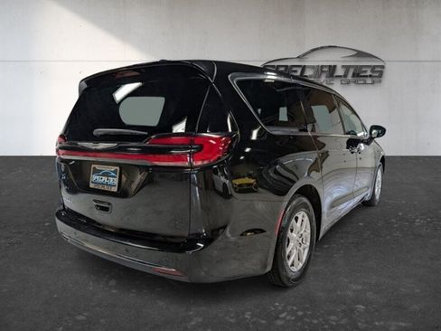Used 2025 Chrysler Pacifica Select FWD image 10