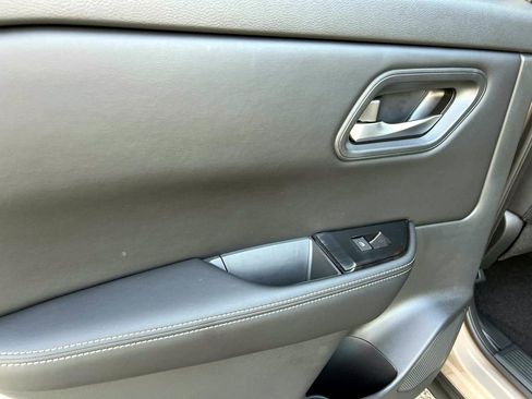 Used 2025 Nissan Rogue SV image 16