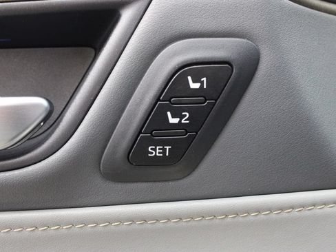 Used 2024 Toyota Venza XLE AWD/4WD image 18
