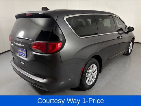 Used 2022 Chrysler Voyager LX FWD image 11