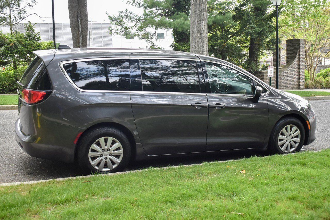 Used 2019 Chrysler Pacifica L FWD image 8