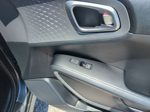 Used 2025 Kia Soul LX w/ LX Technology Package FWD image 33