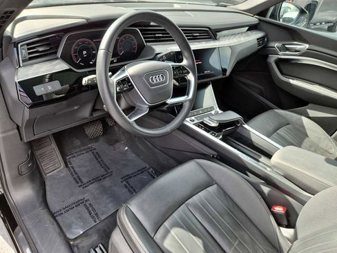 Used 2023 Audi e-tron Premium w/ Convenience Plus Package image 2
