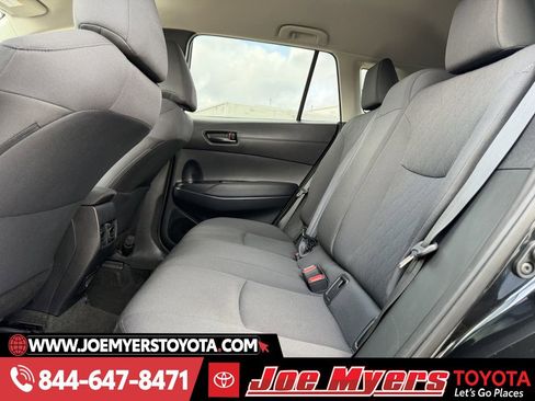 Used 2025 Toyota Corolla Cross LE image 28