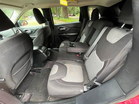 Used 2016 Jeep Cherokee Sport image 10