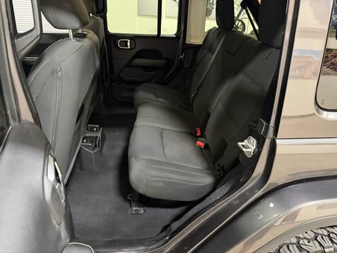 Used 2020 Jeep Wrangler Unlimited Sahara w/ Uconnect 4C Nav & Sound Group AWD/4WD image 31