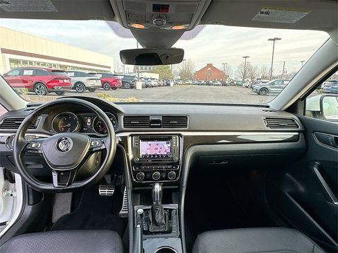 Used 2019 Volkswagen Passat 2.0T SE R-Line image 3