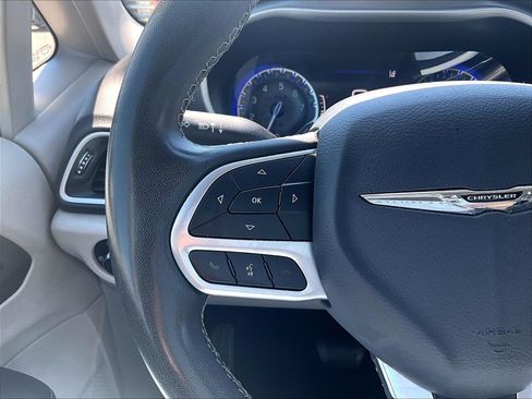Used 2023 Chrysler Pacifica Touring-L FWD image 19