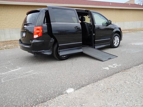 Used 2018 Dodge Grand Caravan SXT image 3