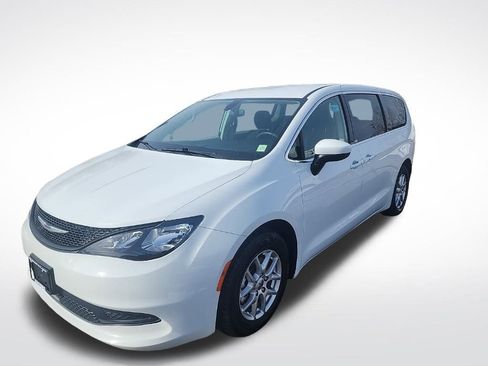 Used 2022 Chrysler Voyager LX image 4
