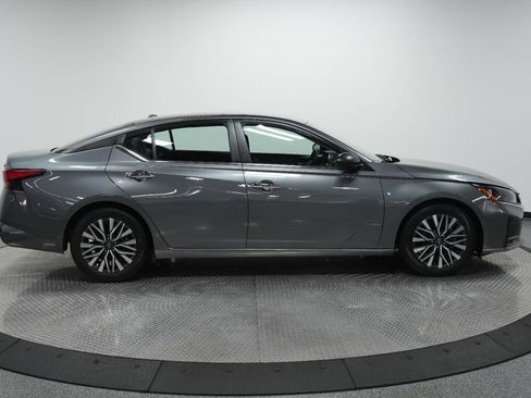 Used 2024 Nissan Altima 2.5 SV image 9
