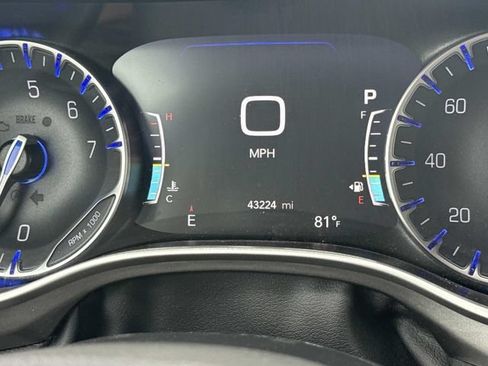 Used 2024 Chrysler Pacifica Touring-L FWD image 19