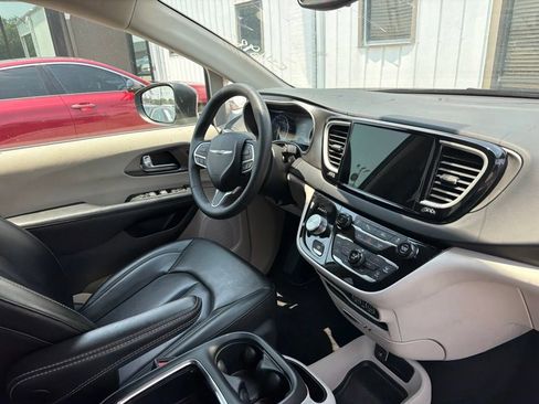 Used 2023 Chrysler Pacifica Touring-L FWD image 27