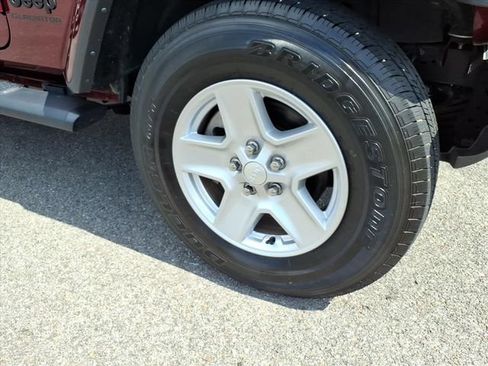 Used 2022 Jeep Gladiator Sport AWD/4WD image 4
