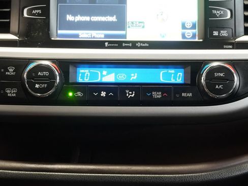 Used 2019 Toyota Highlander XLE AWD/4WD image 23