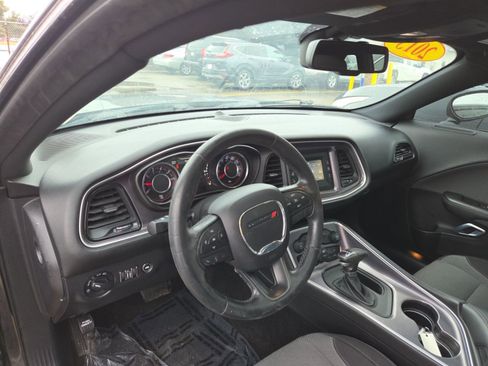 Used 2015 Dodge Challenger SXT image 8